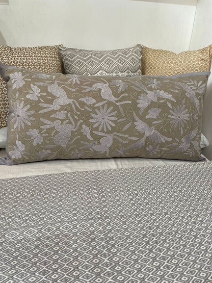 Almohadón Otomí bordado flora y fauna